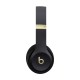 Беспроводные наушники Beats Solo 4 в чёрном золотом исполнении.