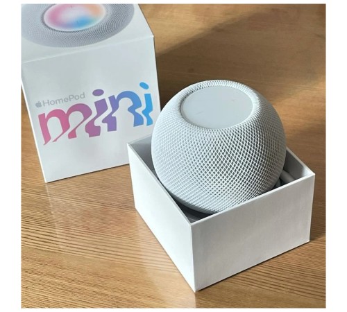 Умная колонка Apple HomePod mini белого цвета — ваш идеальный музыкальный помощник.