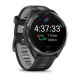 Умные часы Garmin Forerunner 965: карбоновый серый корпус с титановой окантовкой и силиконовым ремешком
